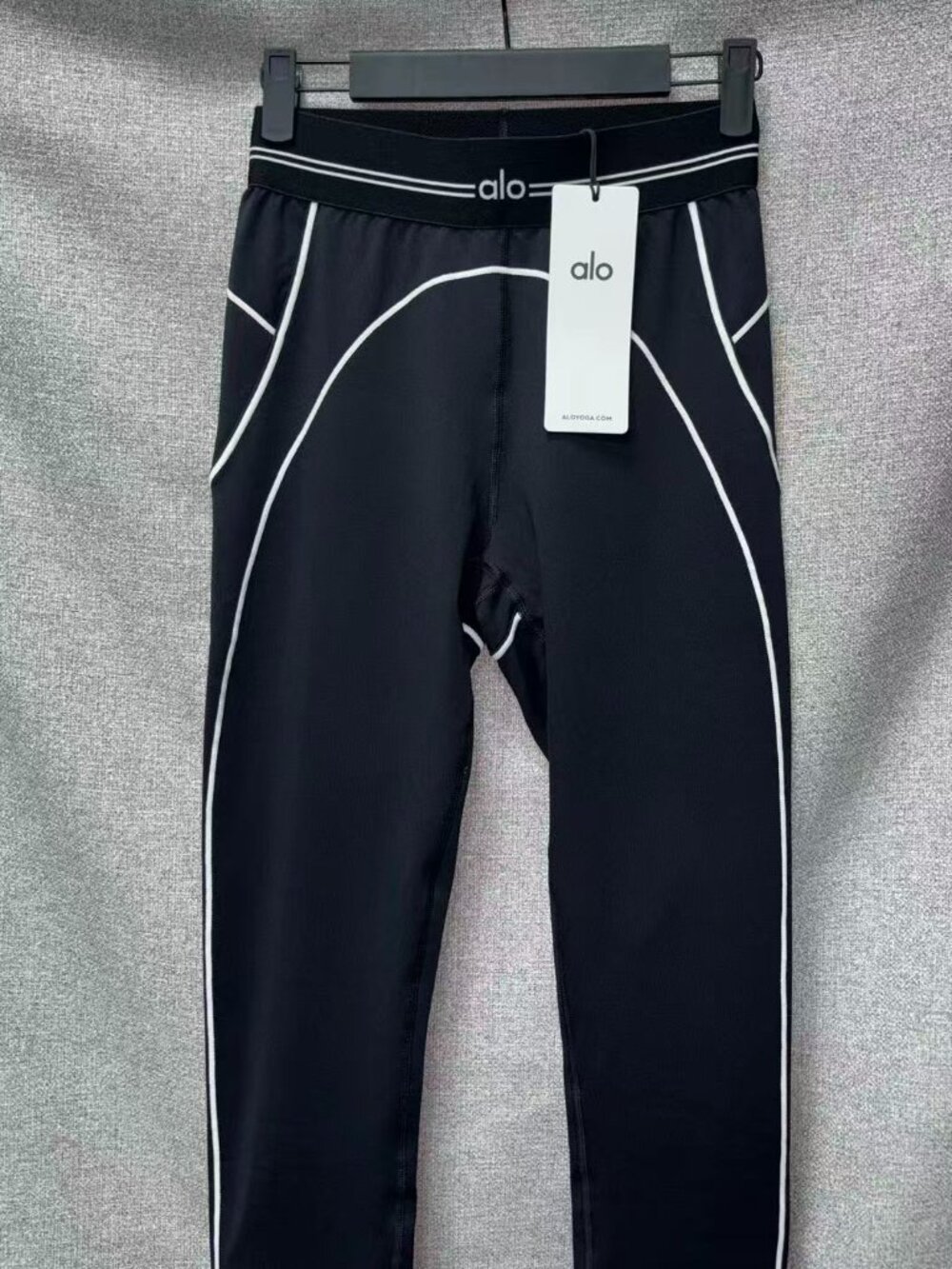 🔥Alo Yoga High-Waisted Heart-Shaped Leggings in Black and White Color Block🤍 - Picture 5 of 9